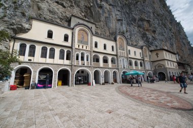 Karadağ, Balkanlar - yaklaşık Temmuz 2016: Ostrog Manastırı Üst Kilisesi, Karadağ, Balkanlar