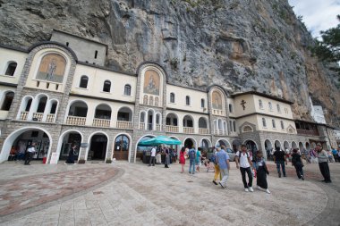 Karadağ, Balkanlar - yaklaşık Temmuz 2016: Ostrog Manastırı Üst Kilisesi, Karadağ, Balkanlar