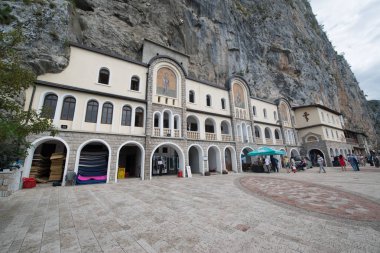 Karadağ, Balkanlar - yaklaşık Temmuz 2016: Ostrog Manastırı Üst Kilisesi, Karadağ, Balkanlar