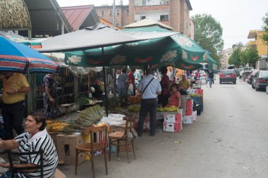 Prishtina, Kosova, 18 Mart 2017: Priştina şehir merkezindeki pazar yeri görünümü
