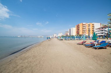 Dubrovnik, Hırvatistan, yaklaşık Temmuz 2016: Dubrovnik'te şezlonglu plaj manzarası