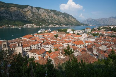 Kotor Körfezi ve Old Town Lovcen dağ üzerinden. Karadağ