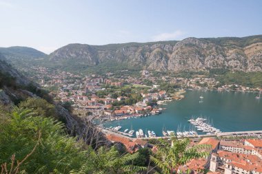 Kotor Körfezi ve Old Town Lovcen dağ üzerinden. Karadağ