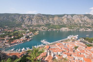 Kotor Körfezi ve Old Town Lovcen dağ üzerinden. Karadağ