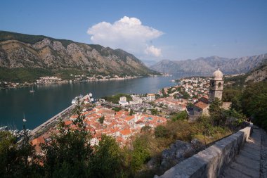 Kotor Körfezi ve Old Town Lovcen dağ üzerinden. Karadağ