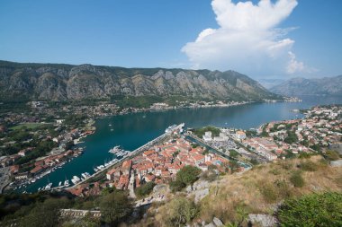 Kotor Körfezi ve Old Town Lovcen dağ üzerinden. Karadağ