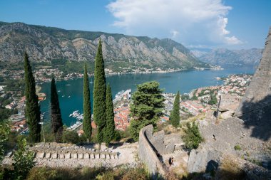 Kotor Körfezi ve Old Town Lovcen dağ üzerinden. Karadağ