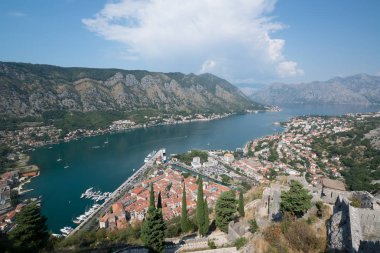 Kotor Körfezi ve Old Town Lovcen dağ üzerinden. Karadağ