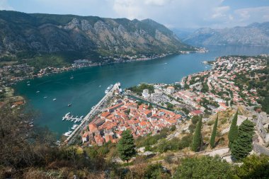Kotor Körfezi ve Old Town Lovcen dağ üzerinden. Karadağ
