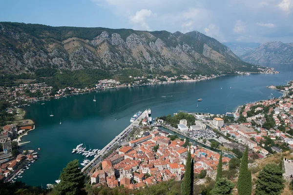 Kotor Körfezi ve Old Town Lovcen dağ üzerinden. Karadağ