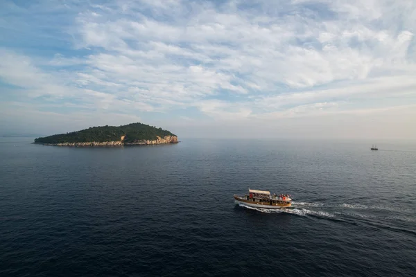 Ostrov Lokrum Turistická Loď Moři Nedaleko Dubrovníku Chorvatsku — Stock fotografie