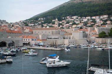 Dubrovnik, Hırvatistan-Temmuz 2016 yaklaşık: eski şehirde Dubrovnik liman görünümü