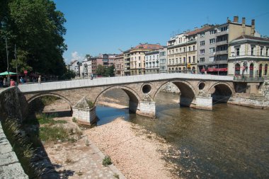 Saraybosna, Bosna-Hersek, yaklaşık Temmuz 2016: Saraybosna'da eski şehir köprüsü