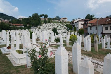 Saraybosna, Bosna-Hersek, yaklaşık Temmuz 2016: Saraybosna'da Müslüman mezarlığı