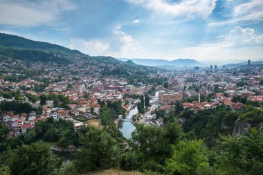 Saraybosna, Bosna-Hersek, yaklaşık Temmuz 2016: Yaz sezonunda Saraybosna Cityscape