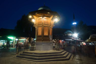 Saraybosna, Bosna-Hersek-Temmuz 2016: Saraybosna, Avrupa 'da Bosna başkenti, eski şehir merkezi gece tarihi Çeşme
