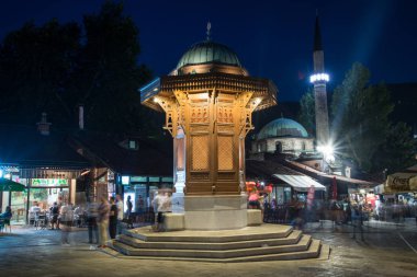 Saraybosna, Bosna-Hersek-Temmuz 2016: Saraybosna, Avrupa 'da Bosna başkenti, eski şehir merkezi gece tarihi Çeşme