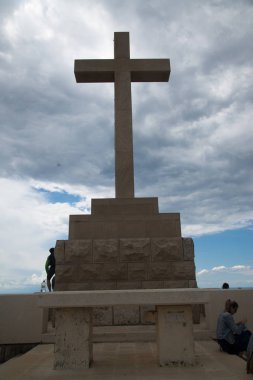 Dubrovnik, Hırvatistan, Çerkez eylül 2016: Dubrovnik surlarından eski kentte haç manzarası