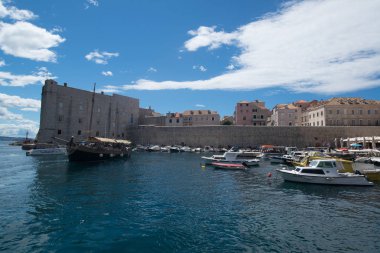 Dubrovnik, Hırvatistan, yaklaşık Temmuz 2016: Eski şehir Dubrovnik limanına bakış