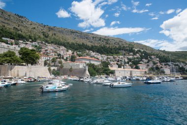 Dubrovnik, Hırvatistan, yaklaşık Temmuz 2016: Eski şehir Dubrovnik limanına bakış