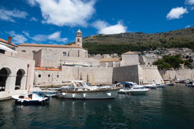 Dubrovnik, Hırvatistan, yaklaşık Temmuz 2016: Eski şehir Dubrovnik limanına bakış