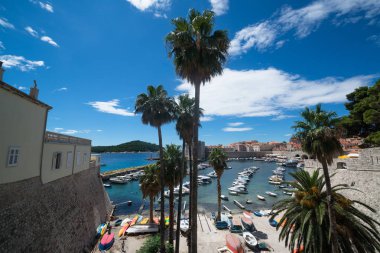 Dubrovnik, Hırvatistan, yaklaşık Temmuz 2016: Eski şehir Dubrovnik limanına bakış