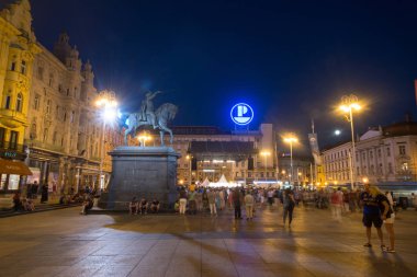 Zagreb, Hırvatistan, 19 Temmuz 2016: Zagreb'deki Ban Jelacic Meydanı'nda gece manzarası , Hırvatistan
