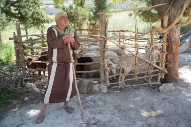 Nazareth, Israil-11 Nisan 2014: kişi Nasıralı köyünde ISA zaman tarihsel kıyafetler giymiş