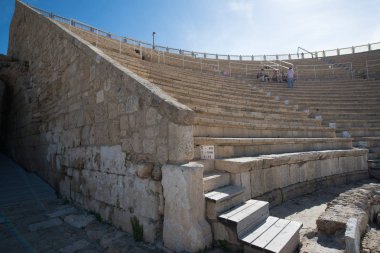 İsrail - yaklaşık Nisan 2014: İsrail'de Beit Shean Roma tiyatrosunda Turistler
