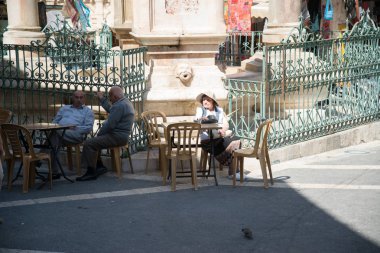 Kudüs, Israil-11 Nisan 2014: Kudüs, Israil 'in çarşı sokaklarında Insanlar