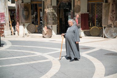 Kudüs, Israil-11 Nisan 2014: Kudüs, Israil 'in çarşı sokaklarında Insanlar