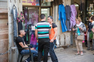 Kudüs, Israil-11 Nisan 2014: Kudüs, Israil 'in çarşı sokaklarında Insanlar