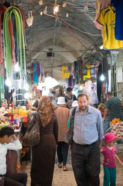 Kudüs, Israil-11 Nisan 2014: Kudüs, Israil 'in çarşı sokaklarında Insanlar