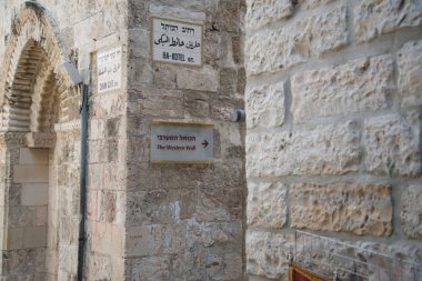 Kudüs, Israil-11 Nisan 2014: Kudüs, Israil 'in çarşı sokaklarında Insanlar