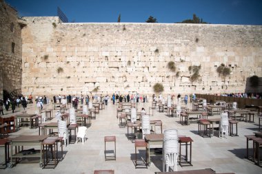 Kudüs, Israil-11 Nisan 2014: Kudüs, Israil 'de batı duvarındaki Insanlar