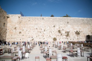 Kudüs, Israil-11 Nisan 2014: Kudüs, Israil 'de batı duvarındaki Insanlar