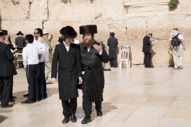 Kudüs, Israil-11 Nisan 2014: Kudüs, Israil 'de batı duvarındaki Insanlar