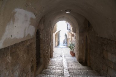 Kudüs, Israil-11 Nisan 2014: Kudüs, Israil 'in çarşı sokaklarında Insanlar