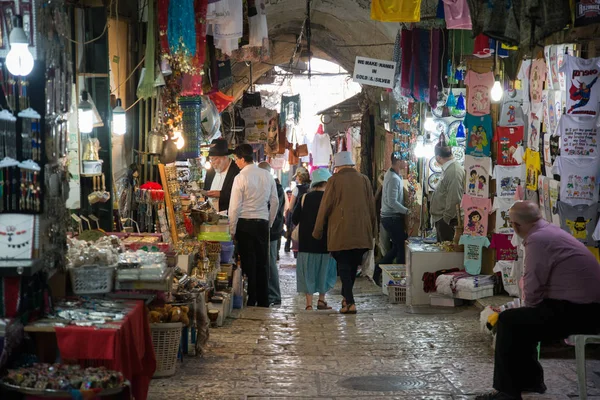 Kudüs, Israil-11 Nisan 2014: Kudüs, Israil 'in çarşı sokaklarında Insanlar