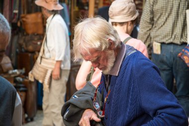 Kudüs, Israil-11 Nisan 2014: Kudüs, Israil 'in çarşı sokaklarında Insanlar