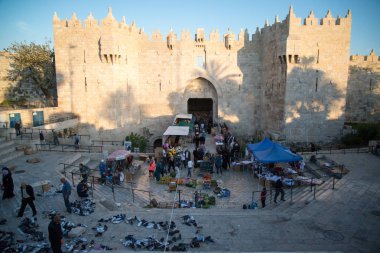 Kudüs, Israil-11 Nisan 2014: Kudüs, Israil 'in çarşı sokaklarında Insanlar
