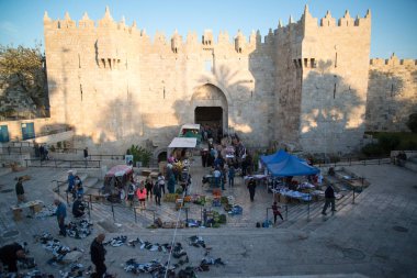 Kudüs, Israil-11 Nisan 2014: Kudüs, Israil 'in çarşı sokaklarında Insanlar