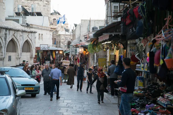 Kudüs, Israil-11 Nisan 2014: Kudüs, Israil 'in çarşı sokaklarında Insanlar