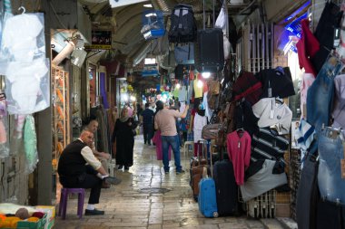 Kudüs, Israil-11 Nisan 2014: Kudüs, Israil 'in çarşı sokaklarında Insanlar