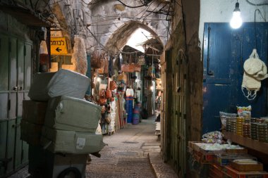 Kudüs, Israil-11 Nisan 2014: Kudüs, Israil 'in çarşı sokaklarında Insanlar