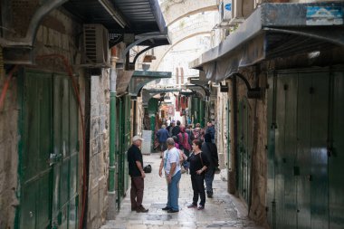 Kudüs, Israil-11 Nisan 2014: Kudüs, Israil 'in çarşı sokaklarında Insanlar