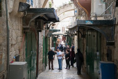 Kudüs, Israil-11 Nisan 2014: Kudüs, Israil 'in çarşı sokaklarında Insanlar