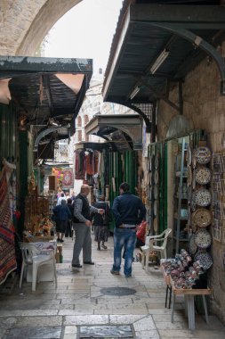 Kudüs, Israil-11 Nisan 2014: Kudüs, Israil 'in çarşı sokaklarında Insanlar