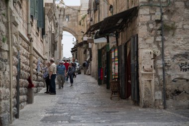 Kudüs, Israil-11 Nisan 2014: Kudüs, Israil 'in çarşı sokaklarında Insanlar