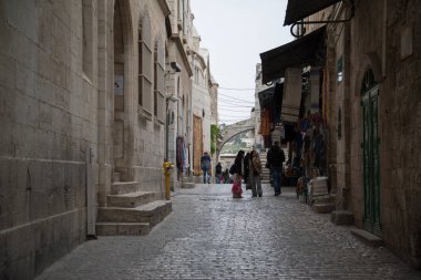 Kudüs, Israil-11 Nisan 2014: Kudüs, Israil 'in çarşı sokaklarında Insanlar